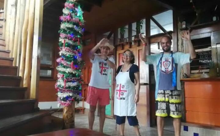 alberto e simone barbarossa con marcella boi a bocas del toro nella repubblica di panama durante il natale 2018