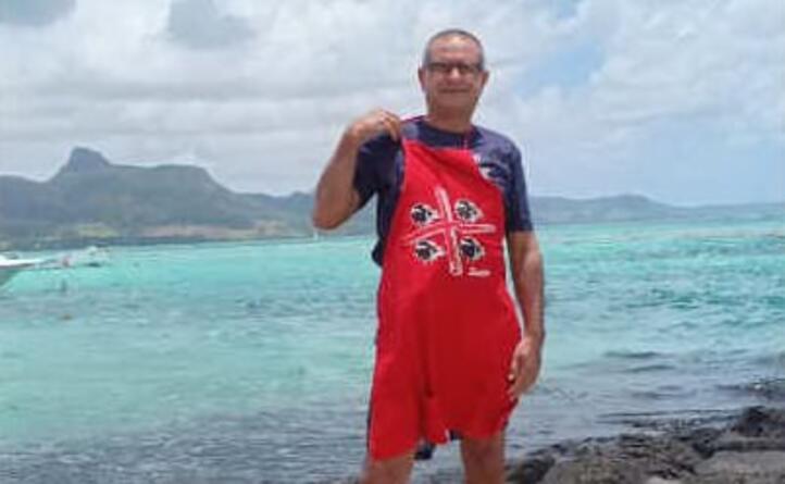 antonello romano in posa davanti al mare delle isola mauritius