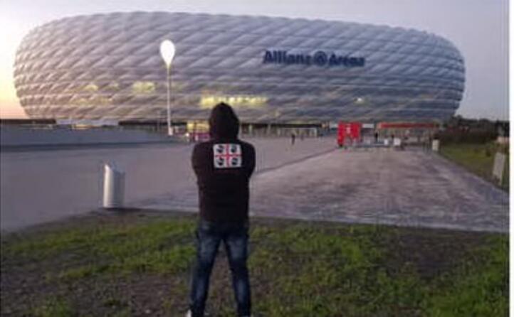 corrado aledda di cagliari davanti all allianz arena lo stadio di monaco in germania