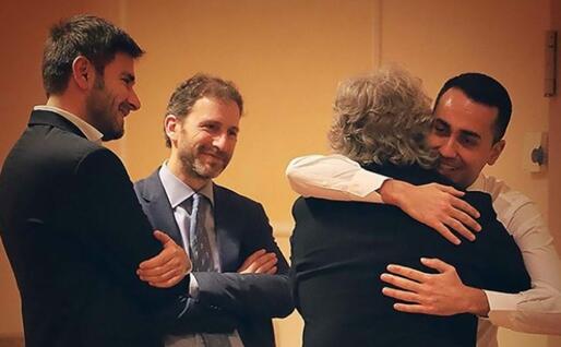 Di Maio abbraccia Grillo, accanto a loro Di Battista e Davide Casaleggio (Ansa)