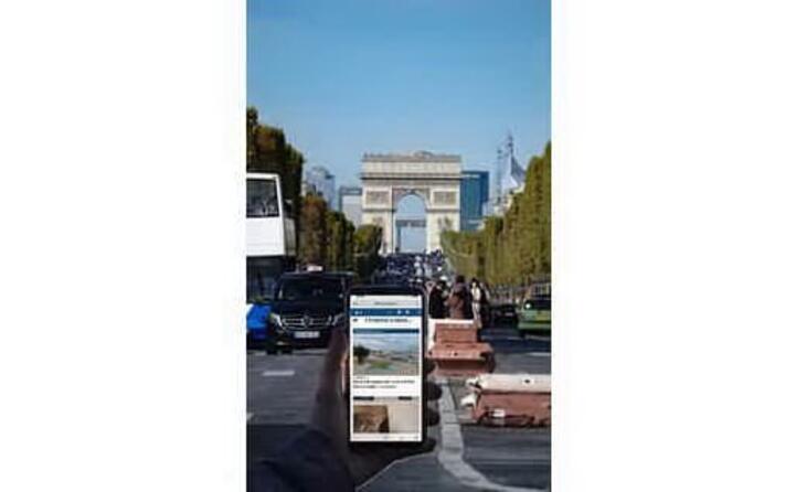 edoardo cossu davanti all arc de trionphe a parigi