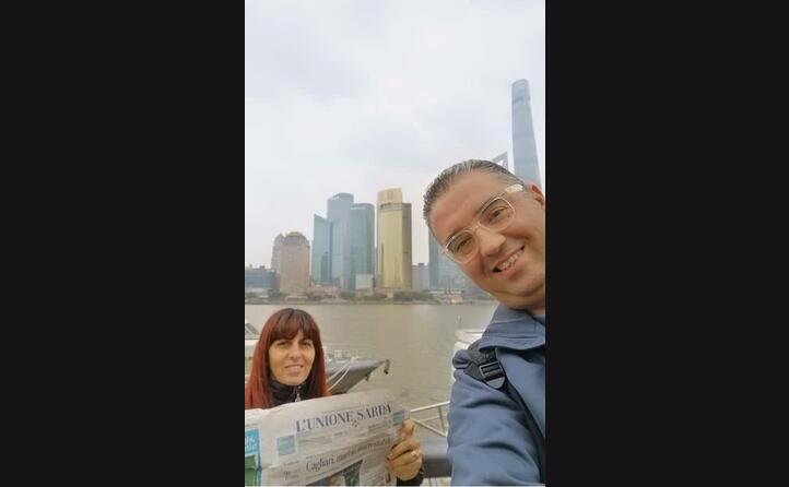 giorgio e cristina da cagliari in posa a shanghai con l unione sarda
