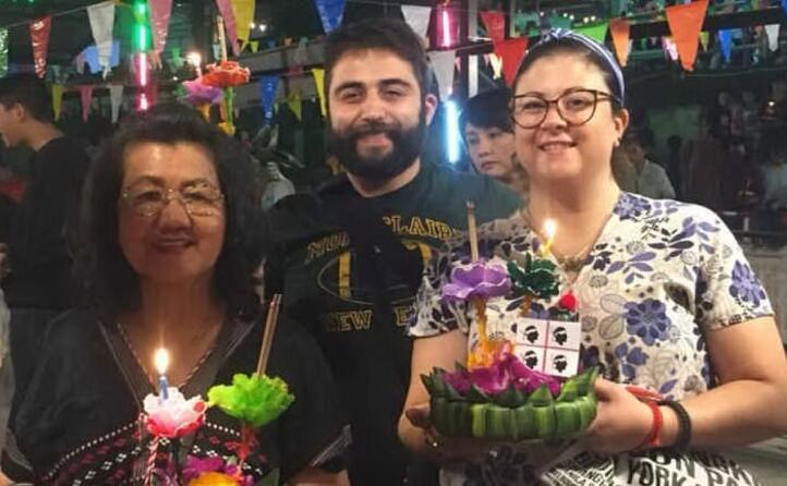 giulia e bruno da nuragus e maracalagonis fino a nakhon nayok per celebrare la fsta di loy khatong con pannee