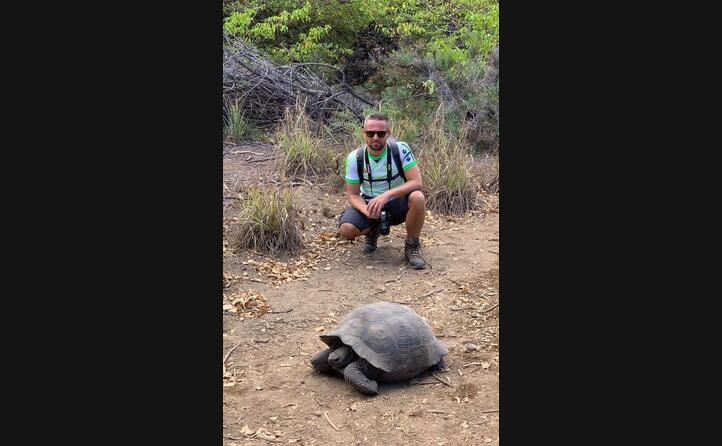giuseppe demara di tortol con la maglia della natzionale sarda alle isole galapagos