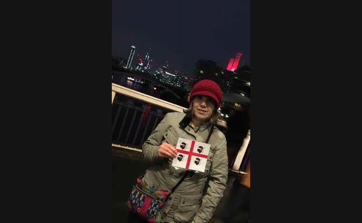 giusy corrias di macomer sul chelsea bridge a londra