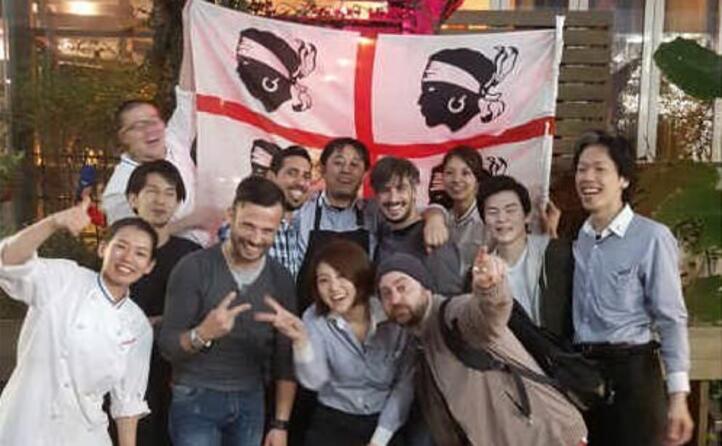 i ragazzi del ristorante di cucina sarda tharros di tokyo precisamente nel quartiere shibuya foto inviata da antonio di villa san pietro