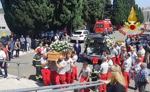 La bara (foto Vigili del fuoco)