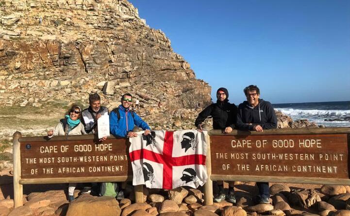 la famiglia madeddu con bandiera sarda al seguito al capo di buona speranza in sud africa