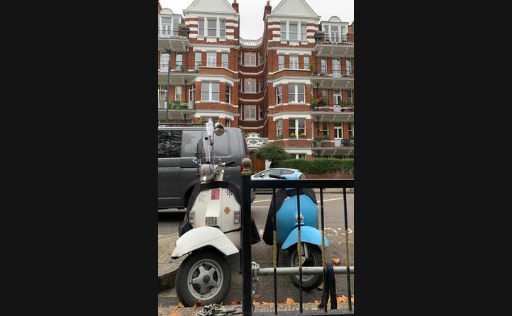 la vespa di aurelio mascia (settimo san pietro) e una sua antenata a battersea park londra