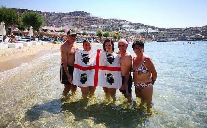 lo scatto di marco ruiu da sassari la famiglia ruiu nella spiaggia paradise beach di mikonos
