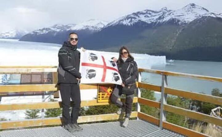 manuel e cristina in argentina davanti al ghiacciaio perito moreno nel parco nazionale los galciares nella regione della patagonia