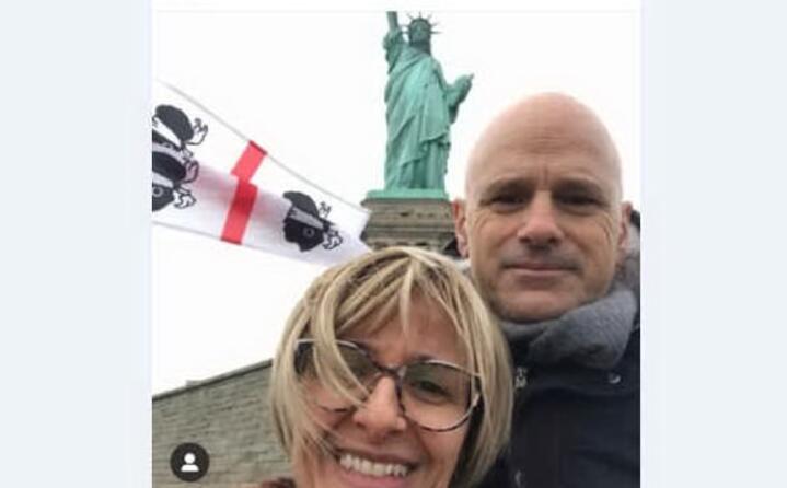 maria giovanna e massimo di tramatza davanti alla statua della libert