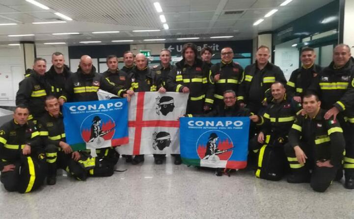 massimo marongiu da monserrato con il gruppo del sindacato autonomo dei vigili del fuoco all aeroporto di fiumicino a roma