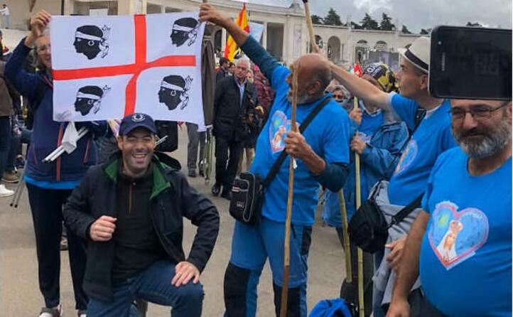 maurizio a fatima in portogallo con la bandiera dei quattro mori