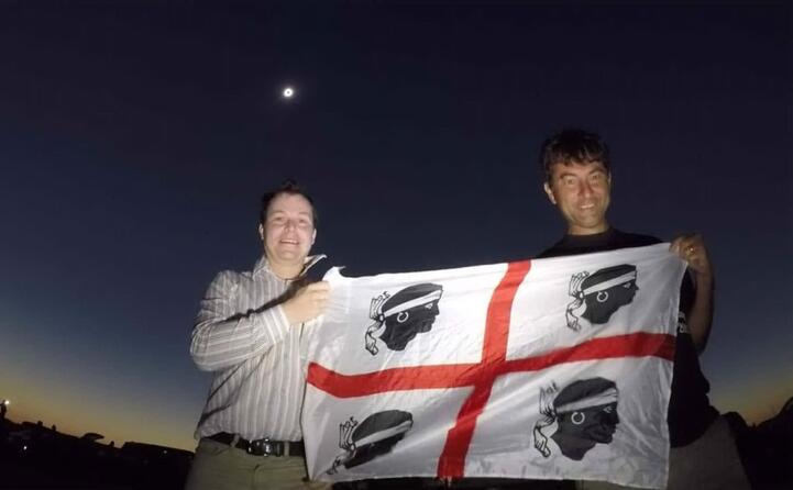 nicola barrocu e giovanni atzei a glendo wyoming usa per l eclissi totale di sole del 2017 la foto scattata proprio al momento della totalit