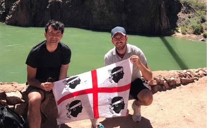 nino atzei e andrea balestrino sulla riva del colorado river sul fondo del gran canyon negli stati uniti