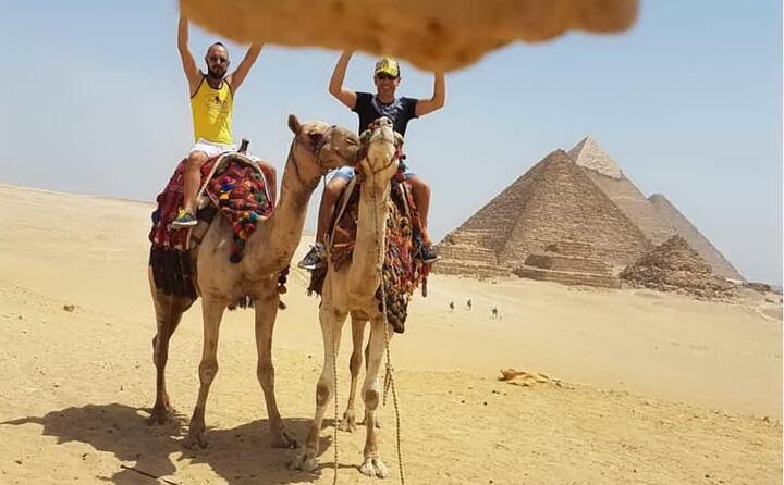 paolo arigotti cagliaritano alle piramidi di giza in egitto