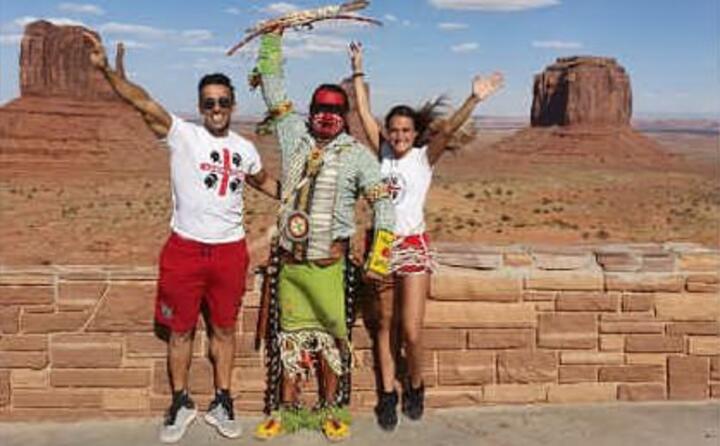sergio e cinzia da sanluri in posa davanti alla monument valley negli stati uniti