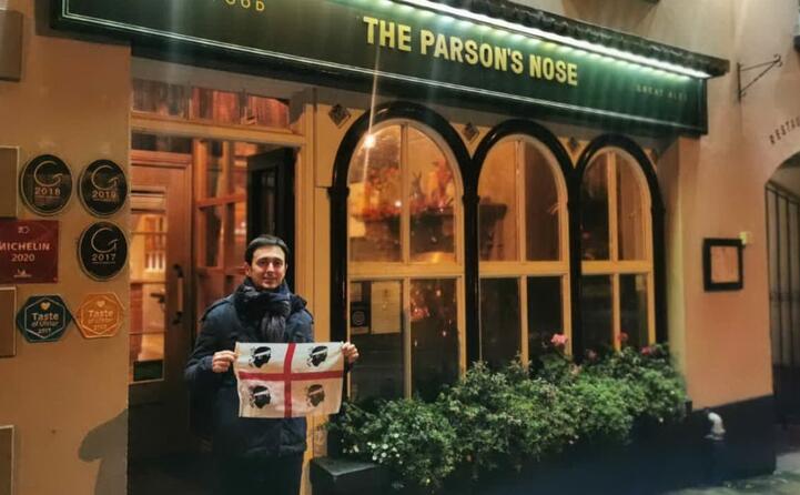 stefano lai a hillsborough in irlanda del nord con la bandiera dei quattro mori