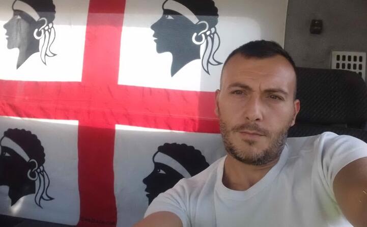 tony pira di orosei ma residente a perugia con la bandiera dei quattro mori