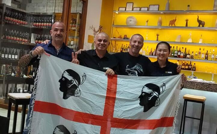 un saluto da phuket in thailandia questo il messaggio di sandro da bosa tore da decimomannu e nicola di tratalias