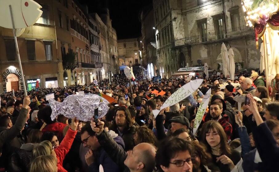 il popolo delle sardine in piazza (ansa)