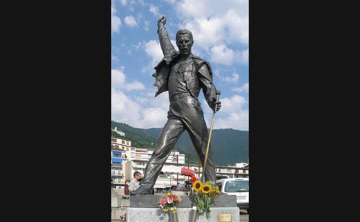 la statua a lui dedicata a montreux in svizzera