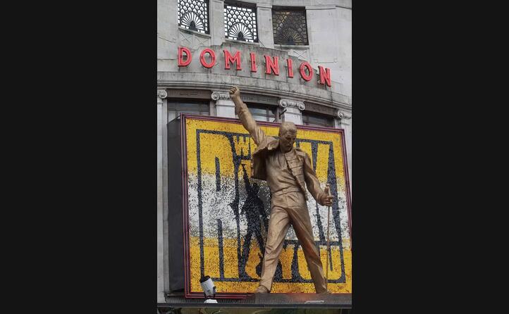 la sua statua davanti al dominion theathre di londra (tutte le foto sono wikipedia)