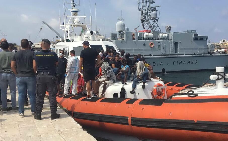 Naufragio Lampedusa, rinvenuti i primi cadaveri Naufragio Lampedusa, rinvenuti i primi cadaveri