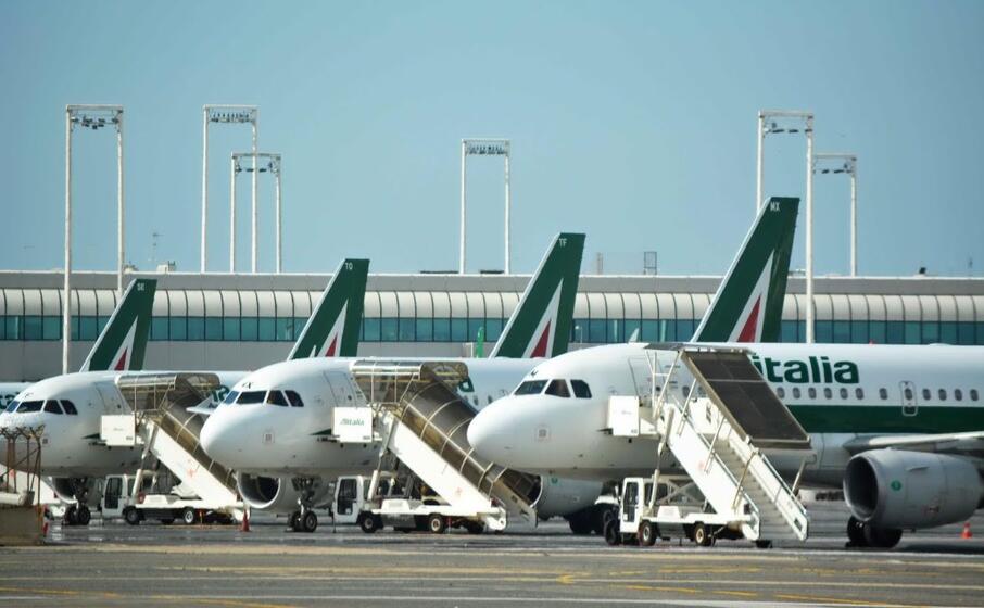 aerei alitalia (ansa)