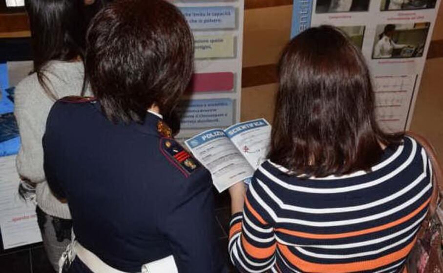 gli opuscoli distribuiti dagli agenti di sassari (foto polizia di sassari)