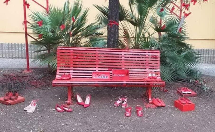 la scuola media dante alighieri di selargius ha inaugurato una panchina rossa simbolo della lotta alla violenza sulle donne realizzata da studenti e studentesse (foto margherita sulas)