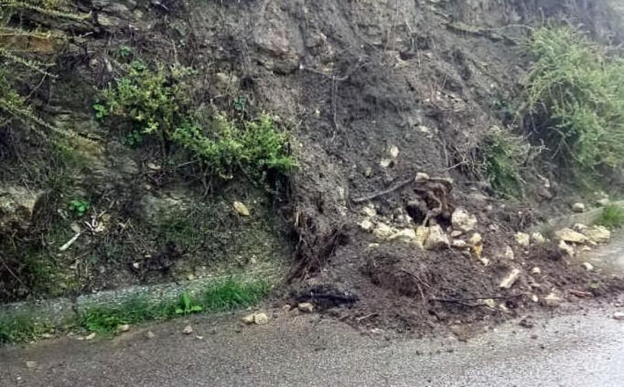 un piccolo smottamento in una strada di campagna di genoni (foto a pintori)