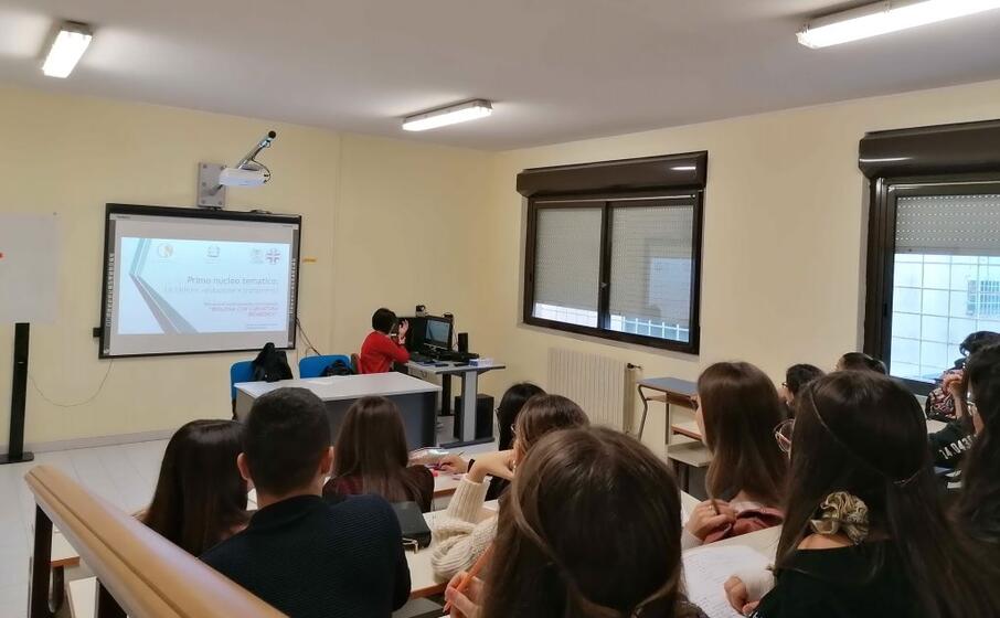 una lezione extracurriculare all euclide entrato quest anno nella sperimentazione nazionale (l unione sarda foto raggio)