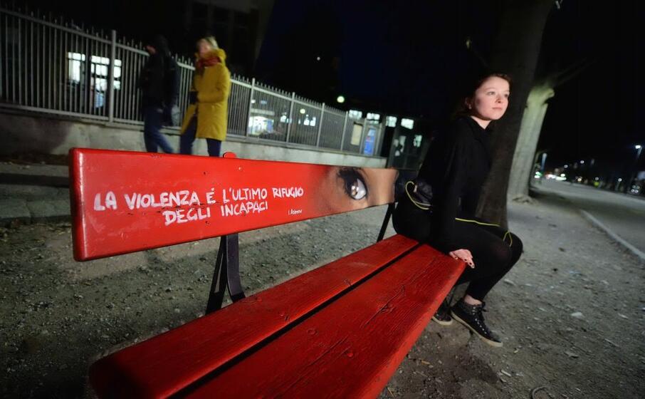 una panchina rossa a torino (ansa di marco)
