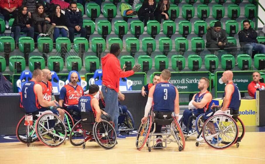 amadou lamine sene durante un time out (foto gsd porto torres)