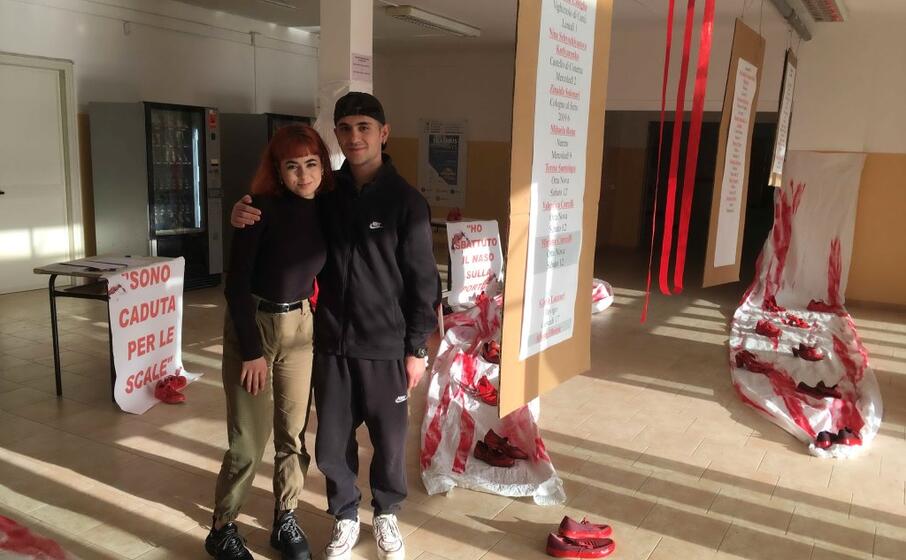 due fra gli studenti protagonisti dell opera (foto andrea scano)