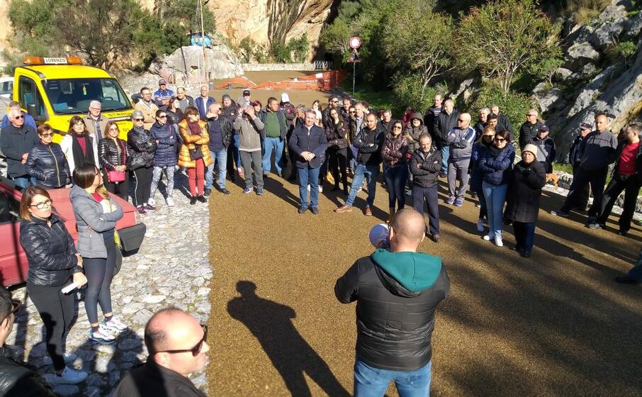 l assemblea di questa mattina alla grotta di san giovanni (foto s farris)