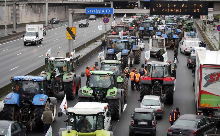 a parigi centinaia di trattori in marcia per la protesta degli agricoltori