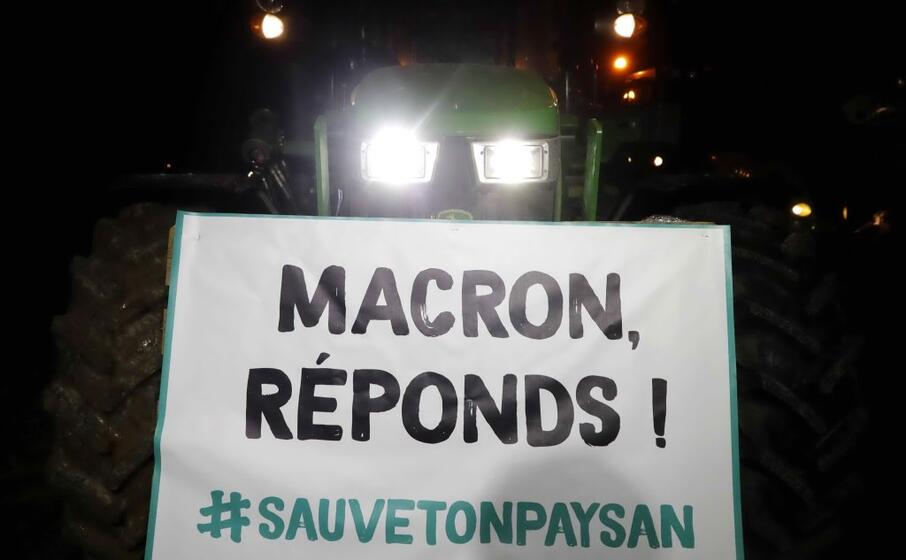 gli agricoltori manifestano contro l amministrazione macron