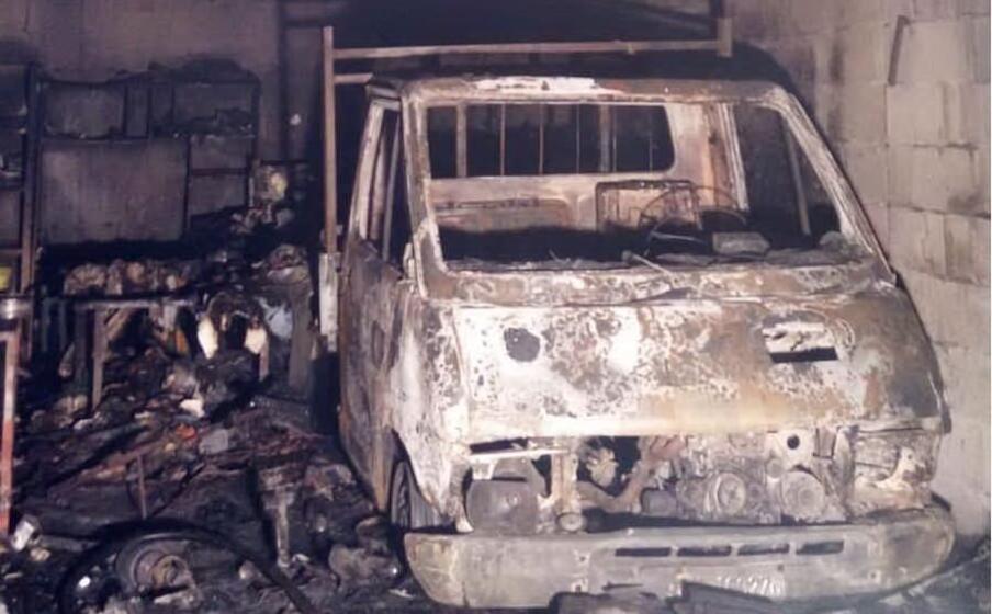 l autocarro distrutto (foto vigili del fuoco)