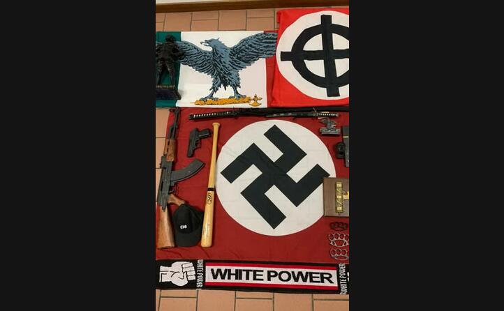bandiere e sciarpe inneggianti al nazifascismo