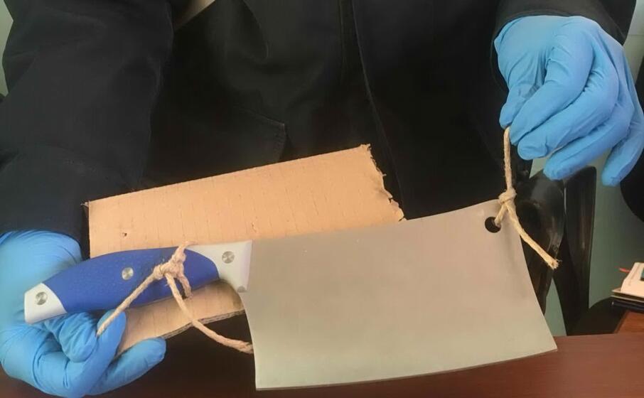 il coltello (foto carabinieri)