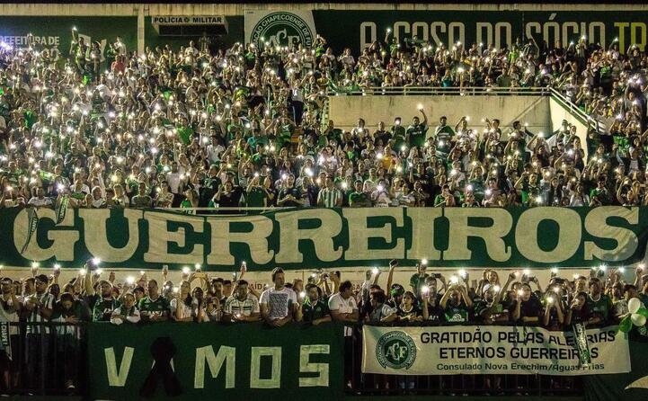 il tributo dei tifosi alla squadra (foto ansa e wikipedia)