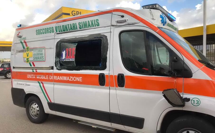 l ambulanza danneggiata (foto elia sanna)