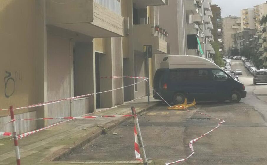 la zona di via fancello transennata dopo la caduta di calcinacci (foto l unione sarda tellini)