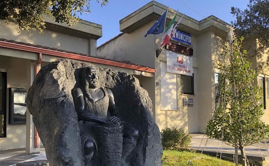 il municipio di pau (foto antonio pintori)