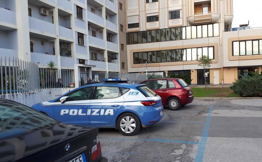 https://www.unionesarda.it/foto/previewfotoprogressivejpeg/2019/11/29/la_polizia_davanti_alla_assl_foto_giorgia_dag-908-560-872684.jpg