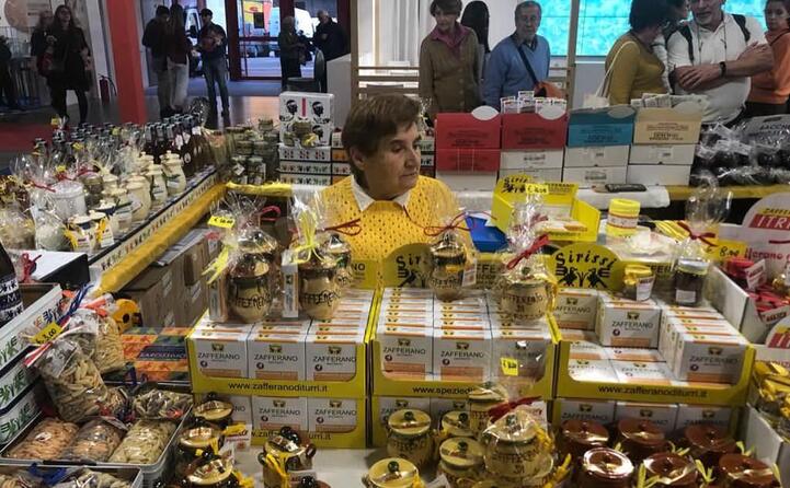 esposti prodotti enogastronomici