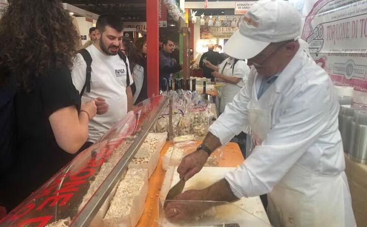 tutti in coda per assaggiare il torrone